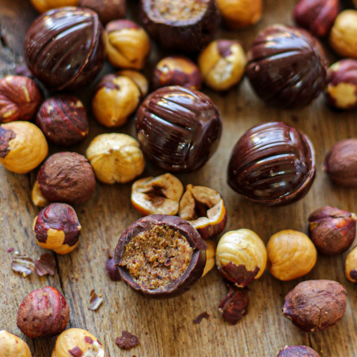 Une coque en chocolat noir et un praliné noisette fait maison - Le Jardin Sucré